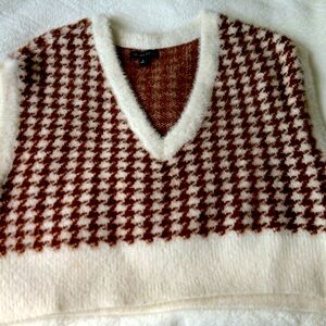 Cute  fuzzy Vest Kendall and Kylie!